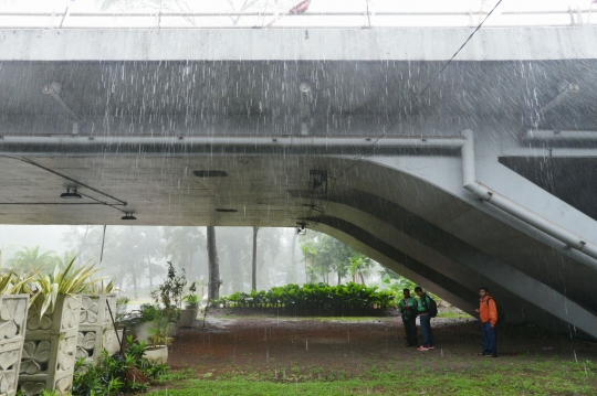 Hujan lebat paksa pemotor berteduh di kolong jembatan Semanggi