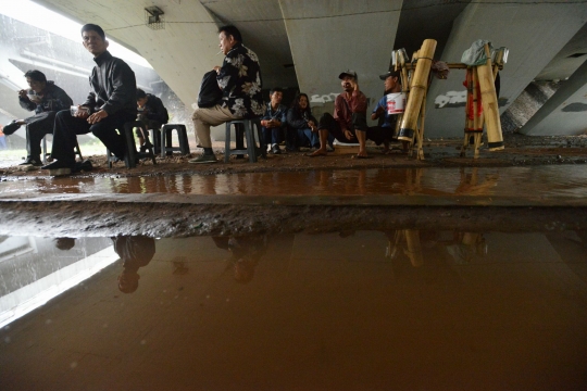 Hujan lebat paksa pemotor berteduh di kolong jembatan Semanggi