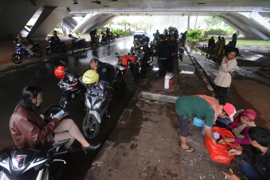 Hujan lebat paksa pemotor berteduh di kolong jembatan Semanggi