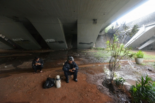 Hujan lebat paksa pemotor berteduh di kolong jembatan Semanggi