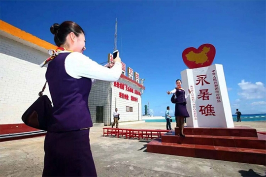 Intip pramugari cantik rayakan bandara baru di Laut China Selatan