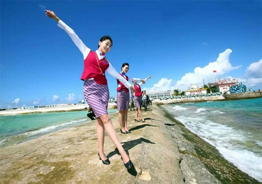 Intip pramugari cantik rayakan bandara baru di Laut China Selatan