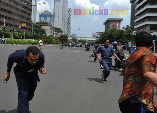 Kepanikan warga saat terjadi serangan teror di Sarinah