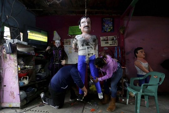 Warga Meksiko gelar pameran boneka penangkapan El Chapo