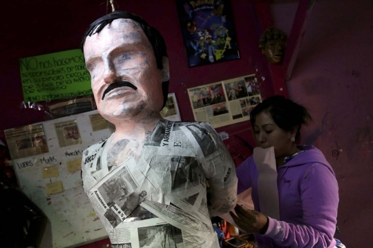 Warga Meksiko gelar pameran boneka penangkapan El Chapo