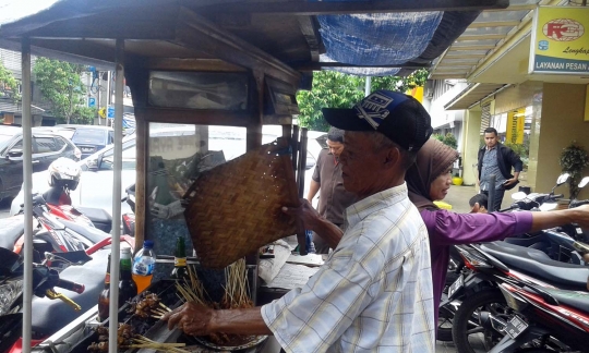 Ini sosok tukang sate yang tetap tenang di tengah teror Sarinah