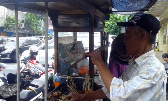 Ini sosok tukang sate yang tetap tenang di tengah teror Sarinah