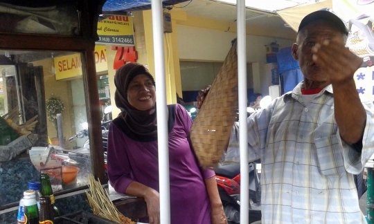 Ini sosok tukang sate yang tetap tenang di tengah teror Sarinah