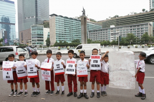 Siswa SD turun ke jalan serukan perdamaian