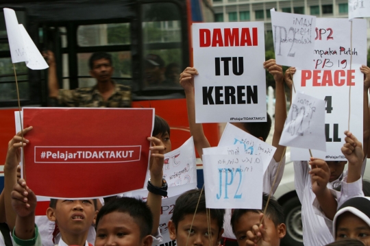 Siswa SD turun ke jalan serukan perdamaian