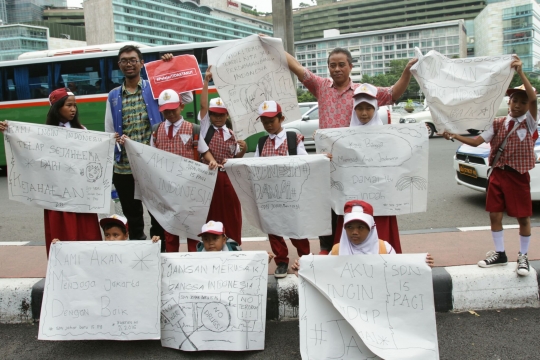 Siswa SD turun ke jalan serukan perdamaian