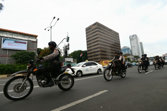 Jakarta Siaga I, polisi bersenjata lengkap patroli pakai motor trail