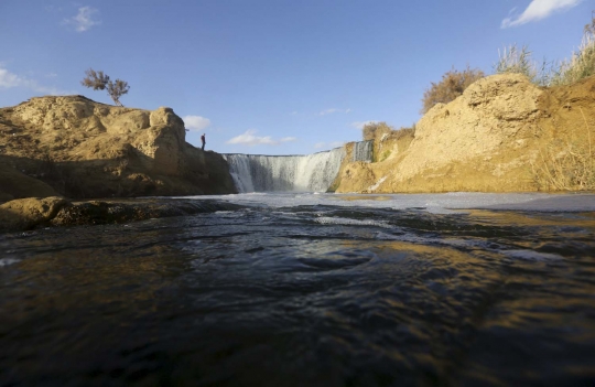 Kesegaran satu-satunya air terjun di tengah tandusnya Mesir