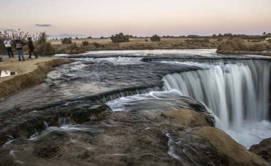 Kesegaran satu-satunya air terjun di tengah tandusnya Mesir