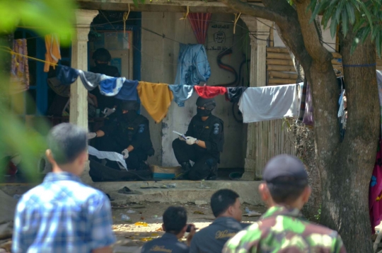 Ini aksi Densus 88 gerebek rumah terduga teroris di Cirebon