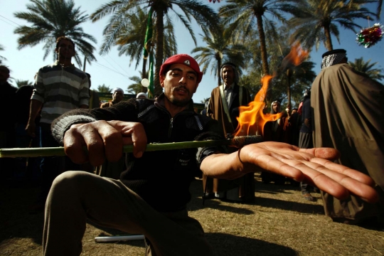 Ritual Sufi di Irak yang bikin merinding