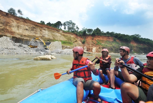 Serunya bertualang rafting menelusuri derasnya arus Sungai Cianten