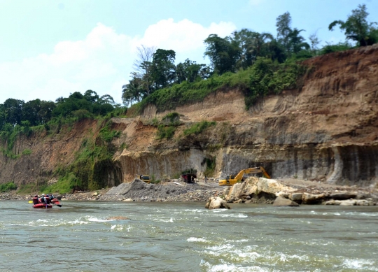 Serunya bertualang rafting menelusuri derasnya arus Sungai Cianten