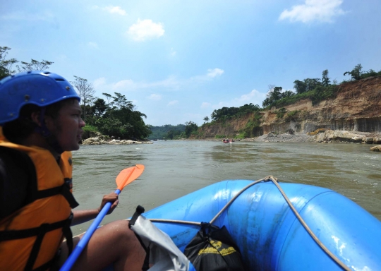 Serunya bertualang rafting menelusuri derasnya arus Sungai Cianten