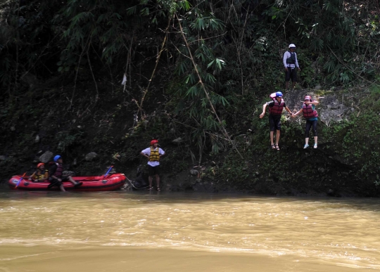 Serunya bertualang rafting menelusuri derasnya arus Sungai Cianten