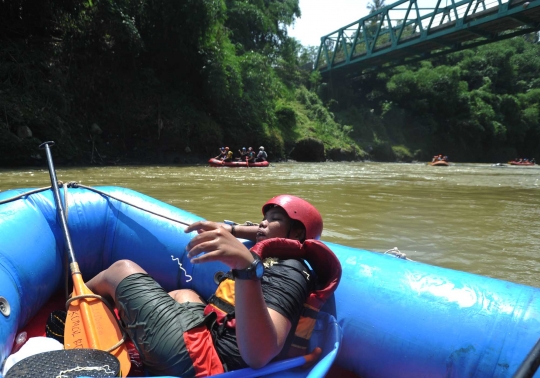 Serunya bertualang rafting menelusuri derasnya arus Sungai Cianten