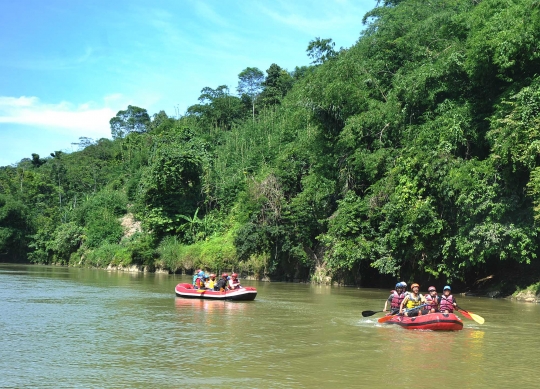 Serunya bertualang rafting menelusuri derasnya arus Sungai Cianten