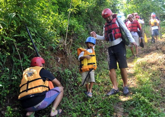 Serunya bertualang rafting menelusuri derasnya arus Sungai Cianten