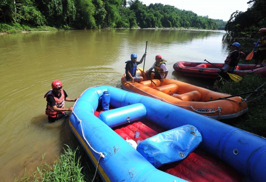 Serunya bertualang rafting menelusuri derasnya arus Sungai Cianten