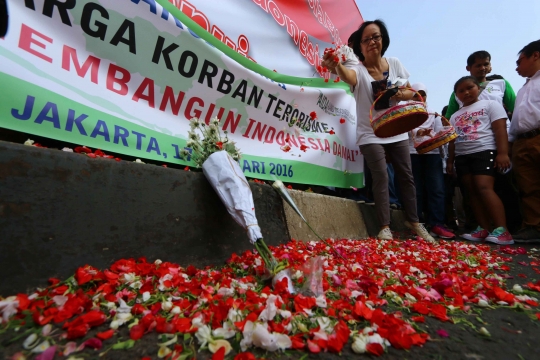 Aksi tabur bunga di lokasi bom Sarinah