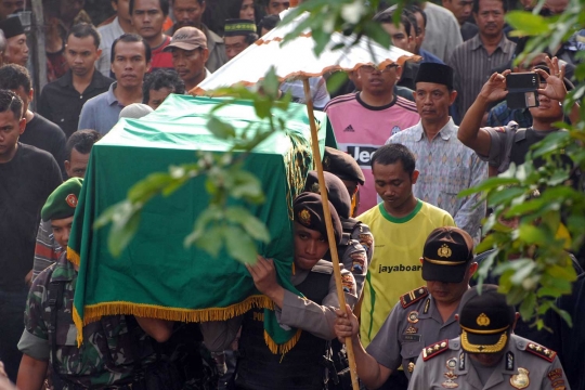 Tentara dan polisi antar jenazah Rico ke peristirahatan terakhir