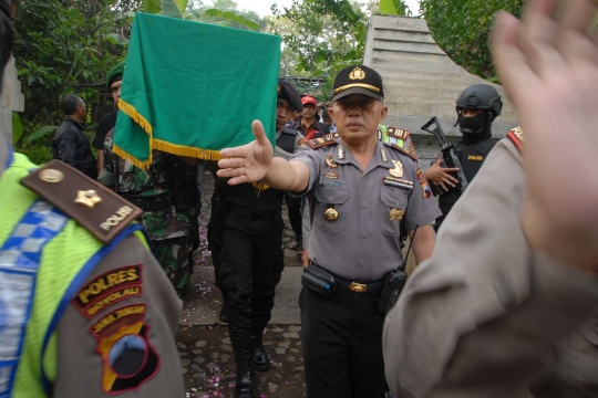 Tentara dan polisi antar jenazah Rico ke peristirahatan terakhir