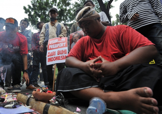 Tolak Freeport, massa bakar kemenyan di depan Istana Wapres