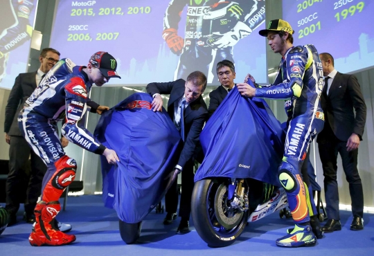 Rossi-Lorenzo tampil satu panggung di peluncuran Yamaha M1 2016