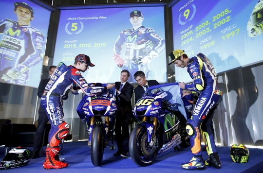 Rossi-Lorenzo tampil satu panggung di peluncuran Yamaha M1 2016