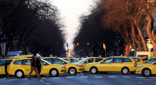Protes Uber, ratusan taksi lumpuhkan jalan raya