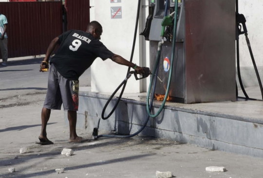 Marah pemilu ditunda, warga Haiti bakar pom bensin
