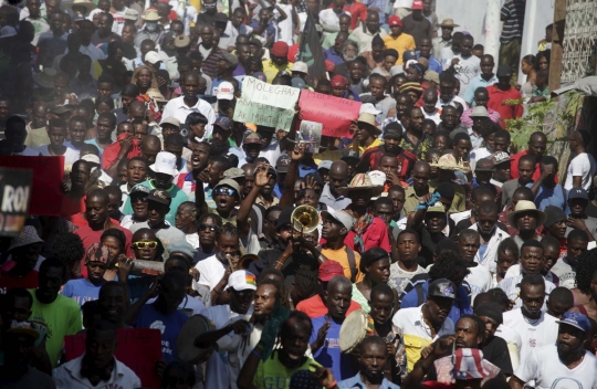 Marah pemilu ditunda, warga Haiti bakar pom bensin