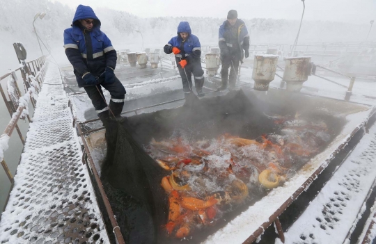 Sensasi menambak ikan di danau bersuhu udara -29 derajat celsius