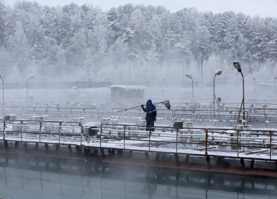 Sensasi menambak ikan di danau bersuhu udara -29 derajat celsius