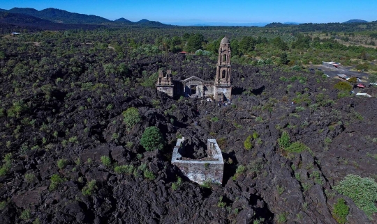 Menakjubkan, gereja di Meksiko ini tetap berdiri meski terkubur lava