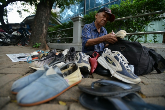 Kisah kakek 73 tahun mengais rezeki dari jahitan sol sepatu