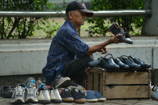 Kisah kakek 73 tahun mengais rezeki dari jahitan sol sepatu