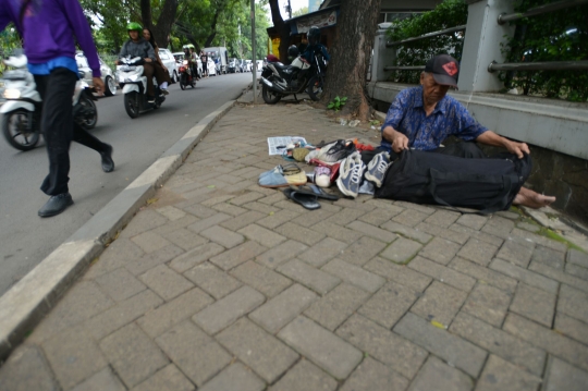 Kisah kakek 73 tahun mengais rezeki dari jahitan sol sepatu