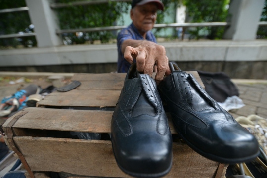 Kisah kakek 73 tahun mengais rezeki dari jahitan sol sepatu