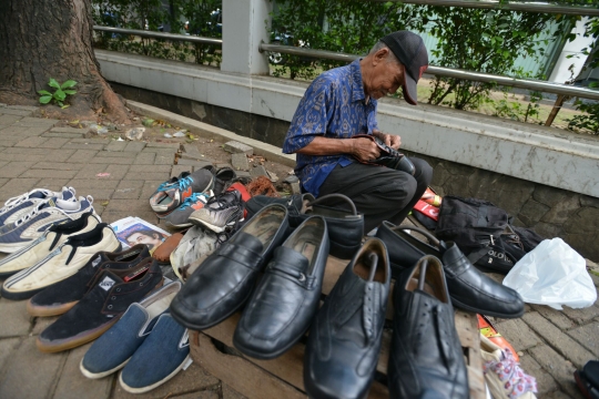 Kisah kakek 73 tahun mengais rezeki dari jahitan sol sepatu