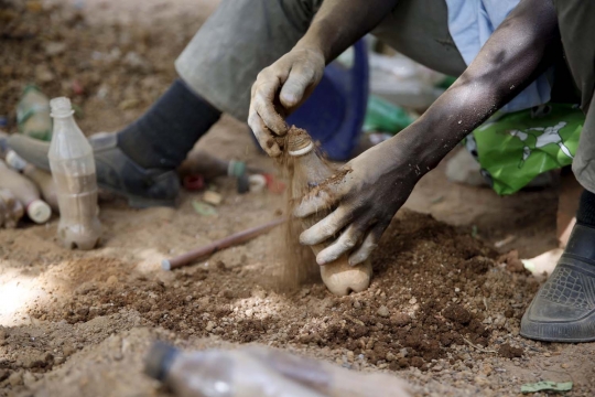 Warga Nigeria bangun rumah dari botol plastik dan lumpur
