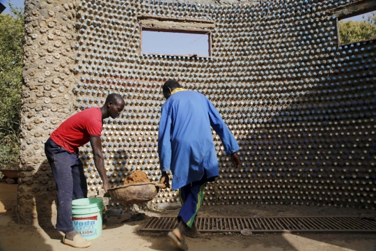 Warga Nigeria bangun rumah dari botol plastik dan lumpur