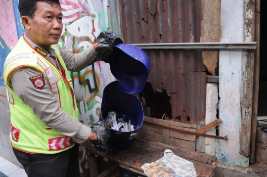 Gerebek Berlan, polisi temukan sabu, jarum suntik hingga kondom