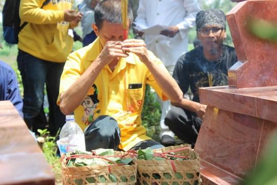 Gemulai Didik Nini Thowok menari di makam maestro Mbah Rasimoen