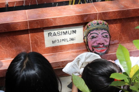 Gemulai Didik Nini Thowok menari di makam maestro Mbah Rasimoen